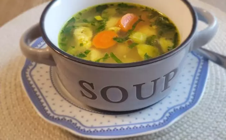 ZELENINOVÁ POLÉVKA S DROŽĎOVÝMI KNEDLÍČKY