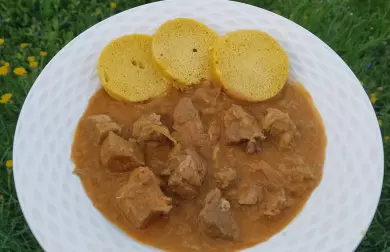 Segedínský guláš s low carb knedlíkem