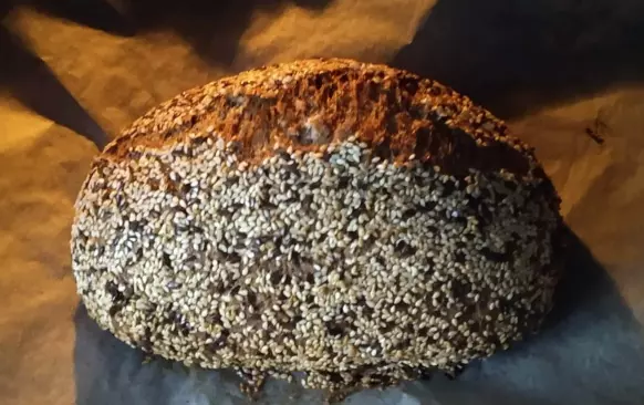 Psylium rozmixovat pro jemnějsí chuť.
Směs zrníček romixovat napůl-
Vše suché promíchat v druhé misce, pak pridat do vyšlehaných vajec.
Nechat 10-15 minut těsto odpočinout, po té dát na plech na pečící papír a posypat zrníčky.
Pečeme v troubě na 220 stupňů 50 minut