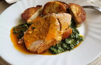 PEČENÉ PLECKO SE ŠPENÁTEM A KNEDLÍKEM