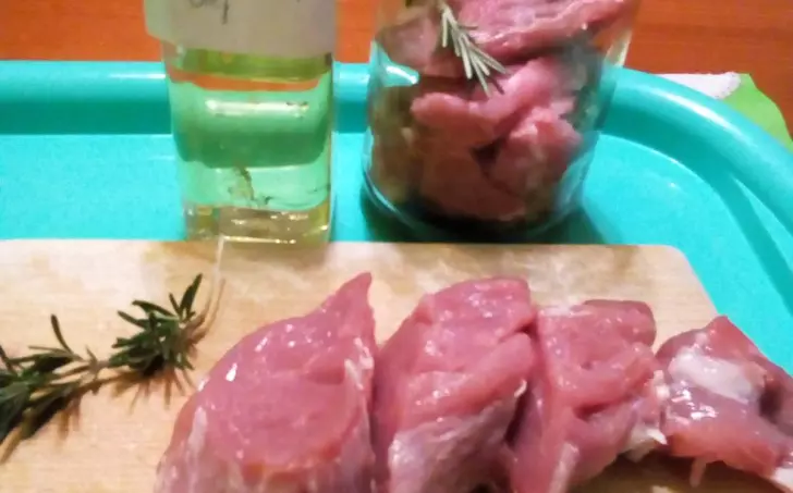 PANENKA S NIVOVOU OMÁČKOU A CUDLEMI - LC