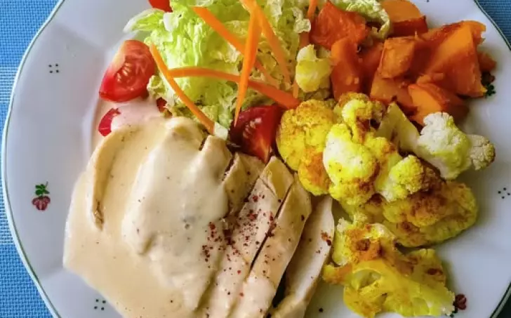 Kuřecí prso s holandskou omáčkou a pečený květák s dýní