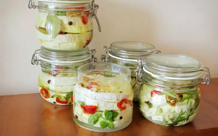 Nakládaný balkánský sýr