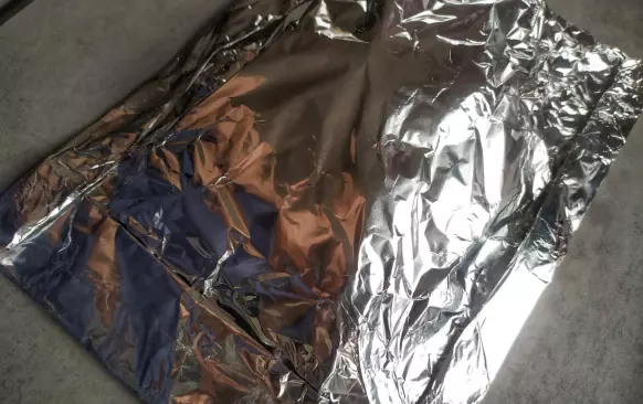 Zeleninu nakrájíme na větší kousky. Připravíme si alobal nebo pečicí papír na dva balíčky.  Nakrájenou zeleninu naskládáme do jehich středu. Osolíme, opepříme. Navrch položíme tresku. Posypeme utřeným česnekem, tymiánem, osolíme a opepříme. Nakonec zastříkneme olivovým olejem a citronovou šťávou. Zabalíme do pevného balíčku, aby šťáva nevytekla. U alobalu okraje založíme, v případě pečicího papíru pevně zavážeme.
Troubu předehřejeme na 200°C a pečeme 12 minut.
Nakonec v horkém pokrmu necháme rozpustit oříšek másla.