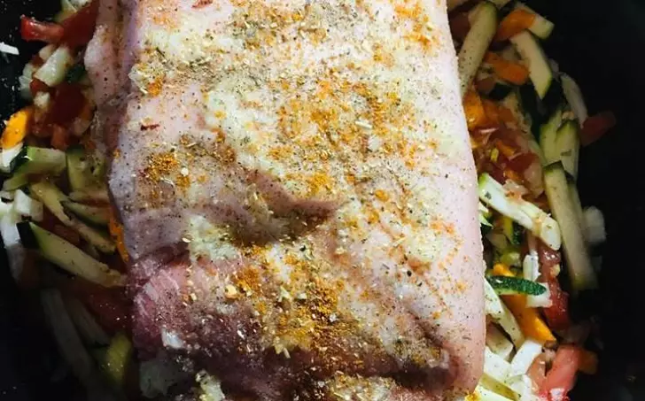 Pomalený bůček s kostí na cuketě, fenyklu, mrkvi a rajčatech