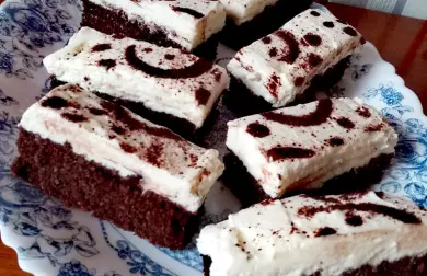 Kakaové řezy z cukety s lahodným tvarohovým krémem s citrónovou příchutí