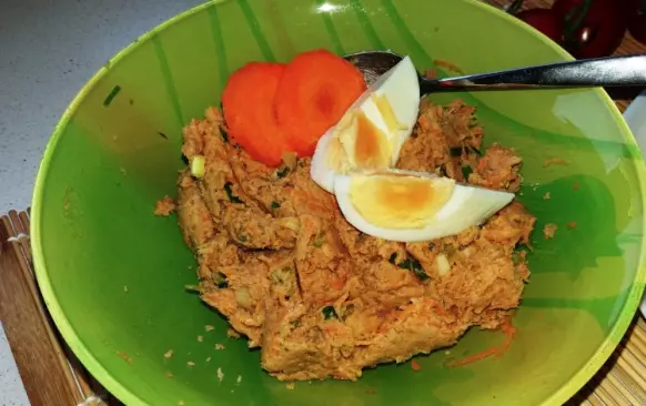 Vejce uvařte natvrdo, nechejte vychládnout a buď do pomazánky přimíchejte pokrájené na drobné kousky, nebo si jím ozdobte pomazánku natřenou na pečivu.
Podávejte se zeleninou, k hovězímu jsou výborná rajčata či paprika. Dobrou chuť.