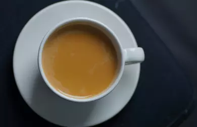 Káva bez kofeinu s mlékem