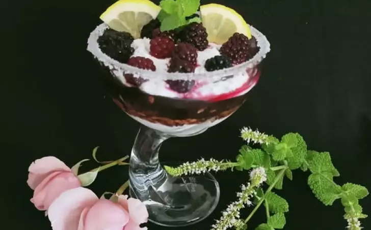 Tvarohový chia pohár s ostružinami a čokoládou