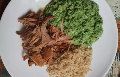 Trhané vepřové maso s květákovou špenátovou rýží