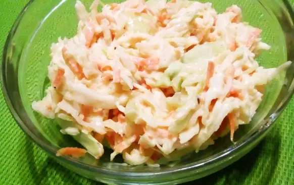 Potom slijeme případnou vodu, přidáme majonézu s hořčicí, dochutíme, promícháme a můžeme podávat.
Nedoporučuji "odlehčovat" salát zakysankou a už vůbec ne jogurtem, ta chuť bude úplně jiná a ne lepší. To si raději odpusťme přílohu, ne? :)