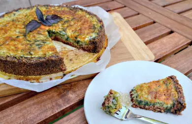 Slaný pekanový koláč se zeleninou a ovčím sýrem (paleo)