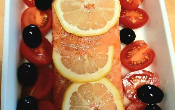 1. Uvařte černou čočku dle návodu. Pozor, aby se nerozvařila.
2. Na lžíci oleje lehce osmahněte na jemno nakrájenou cibuli, poté přidejte na kostičky nakrájenou papriku a restujte, dokud trochu nezměkne.
3. Přidejte 350g vařené čočky a promíchejte (stačí jen tolik, sby se vše spojilo a čočka se prohřála, pokud již stihla vystydnout).
4. Dochuťte citrónovou šťávou,  solí a pepřem dle chuti.