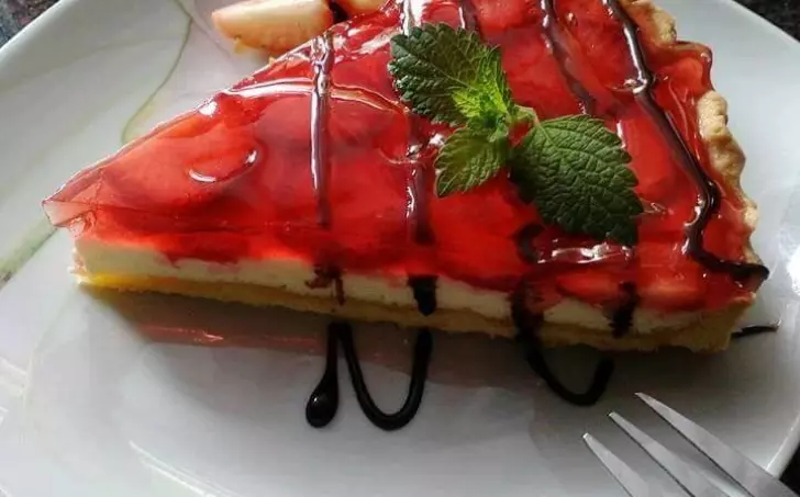 Výborný tvarohovo - jahodový koláč