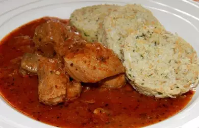 Vepřový guláš z trouby  se zeleninovými knedlíky