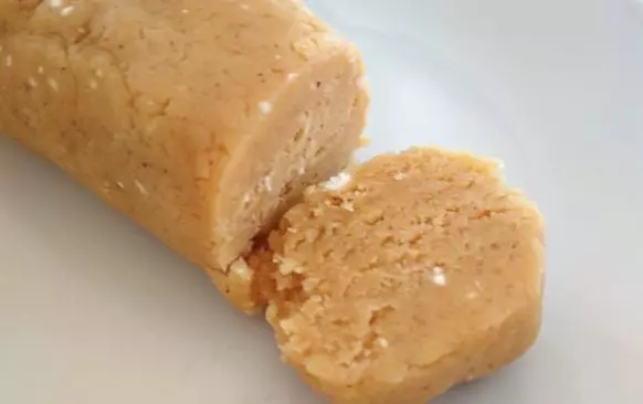 Do moučné směsi nasekejte 35 g másla. Třecím nástavcem v robotu a nebo vidličkou do směsi máslo zapracujte - pracujte rychle, aby se suroviny co nejméně zahřály.

Když je mouka s máslem rozemnutá do jemné drobenky, přidejte žloutky i rum a opět zapracujte.

Těsto rychle vyválejte do válečku a rozdělte na 15 stejných dílků. Z nich rychle vytvarujte rohlíčky.