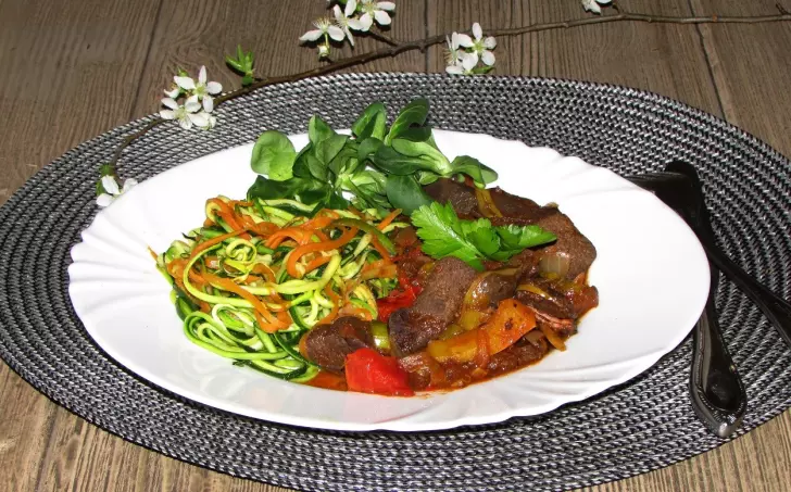 VEPŘOVÁ JÁTRA NA ZELENINĚ + CUKETOVÉ A MRKVOVÉ NUDLE