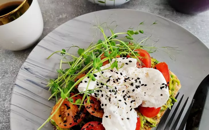 Mandlový toast s avokádem, rajčaty a burratou