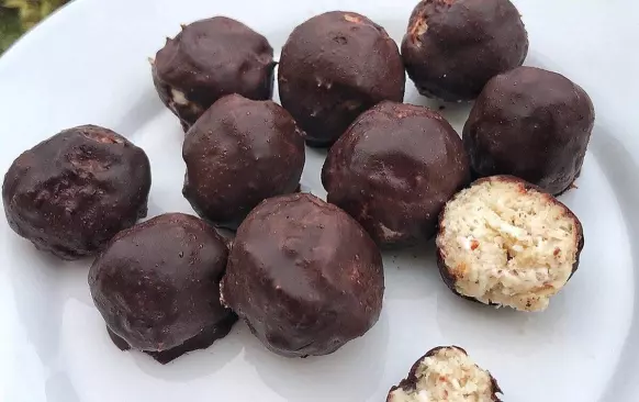 1. Vše kromě čokolády smícháme dohromady. 
2. Vytvarujeme kuličky a obalíme v čokoládě. 
3. Dáme ztuhnout do lednice.