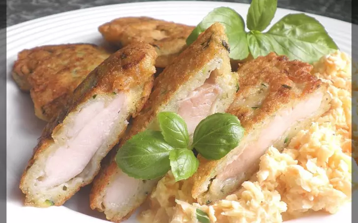 KUŘECÍ MASO V BRAMBORÁKU A SALÁT COLESLAW