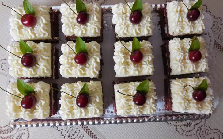 Schwarzwaldské višňové kostky