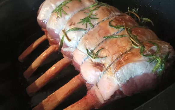 Telecí kotletku nejdříve zprudka ze všech stran orestujeme na rozpáleném olivovém oleji s čerstvými snítkami rozmarýnu, aby se na povrchu hezky zatáhla a udržela si tak uvnitř svoji šťavnatost, báječnou chuť i jemnou texturu. Ponecháme vždy z každé strany minutku nebo dvě dle velikosti opékat v olivovém oleji s rozmarýnem. Žádoucí je alespoň částečné ponoření masa během restování. Díky jemnému olivovému oleji (na rozdíl kupř. od přípravy na sádle) si telecí maso uchová svoji původní chuť a vůni. Rozmarýn po chvíli přilne k masu a efektně pokrm dozdobí. Orestované maso následně vložíme do pekáčku vyloženého cibulkou. Možno přidat i část rozmarýnem provoněného oleje. Péci lze i na roštu v troubě s plechem pro odkapávání šťávy. Hrubou steakovou solí a čerstvě umletým pepřem doporučuji ochutit a dozdobit až po upečení.