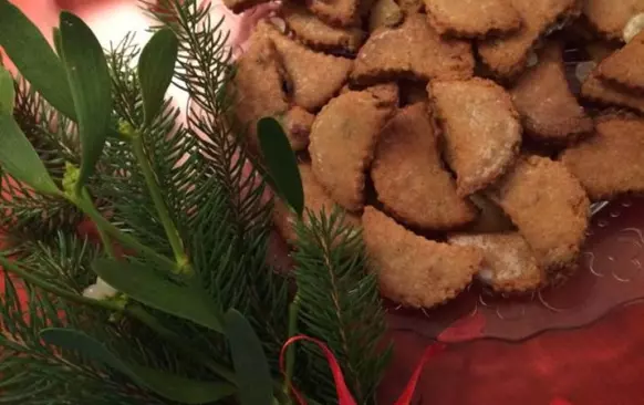 Do prosáté mouky přidáme citrónovou kůru,cukr,mandlovou mouku,rozsekané hrozinky,tlučený hřebíček a skořici. Těsto spojíme žloutky a máslem a vypracujeme.Necháme v lednici odležet (třeba přes noc). Vyválíme 3 mm silný plát a vykrojíme půlměsíčky.
Pečeme dorůžova. Pak je ještě teplé na plechu potřeme citrónovou polevou,kterou si umícháme z prosátého moučkového cukru a citrónové šťávy. 

Poznámky:
V původním receptu bylo 140 g cukru,já použila 100g. Na spojení surovin,byly uvedeny jen 2 vejce,směs byla sypká,tak jsem přidala 125 g másla. V původním receptu,se udělalo těsto a hned se vyválelo...já dala na noc odležet,ať se chutě a vůně krásně propojí.