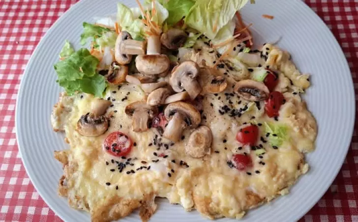 Vaječná omeleta se sýrem, čínským zelím a žampiony