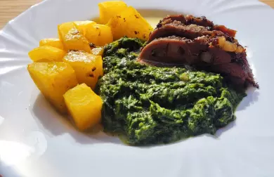 PEČENÉ KANČÍ MASO SE ŠPENÁTEM A KEDLUBNOU