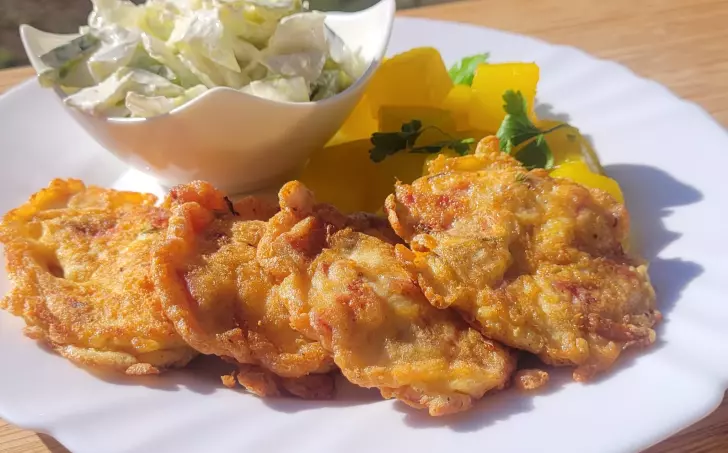 SÝROVÉ PLACIČKY S KEDLUBNOU A SALÁTEM