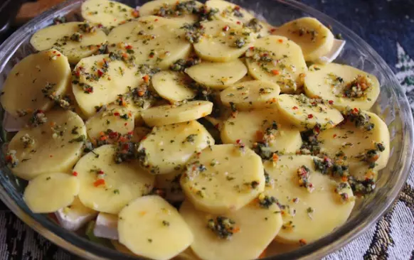 Zeleninu a brambory očistíme a nakrájame na kolieska.
    Poukladáme ju do formy na pečenie, spolu s nakrájaným hermelínom, my vždy pri tomto recepte používame túto sklenenú kruhovú :)
    Zeleninu prelejeme bujónom.