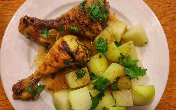 Začněte tím, že si připravíte marinádu. Česnek utřete se solí. V míse pak smíchejte všechny  potřebné ingredience. Do výsledné marinády vložte paličky, scezenou cizrnu a dobře promíchejte.  Přesypte na pekáč. Následně pekáč zakryjte potravinovou fólií nebo alobalem a nechte v lednici marinovat. Nejméně 30 minut, ideálně přes noc. 
Předehřejte troubu na 175 stupňů Celsia a pečte paličky přibližně 1 hodinu a 15 minut až 1 hodinu a 30 minut. Kuře by mělo být dobře propečené, maso by mělo začít odpadávat od kosti a uvnitř by nemělo zůstat růžové. Cizrna pak poslouží jako část zdravé přílohy. A můžete podávat. 
Tento recept je univerzální, takže stejnou marinádu můžete použít i pro jiné druhy nebo kusy masa - např. stehna, nebo i celé kuře.