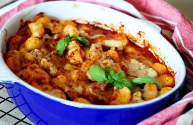 Zapečené bramborovo-sýrové noky s kuřecím pasem a rajčatovou omáčkou