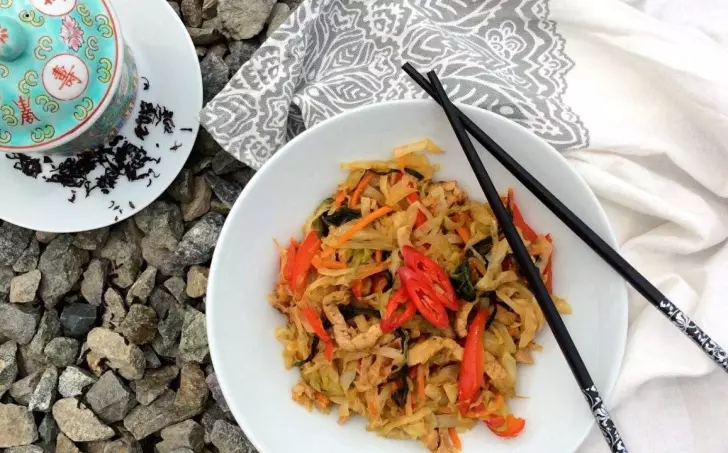 Zelné nudle s vepřovým masem po asijsku