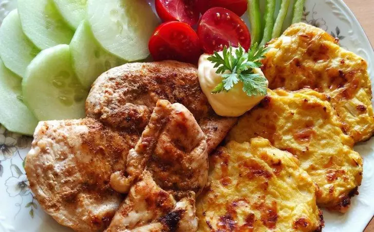 Restovaná kuřecí prsa a květákové placičky - LC