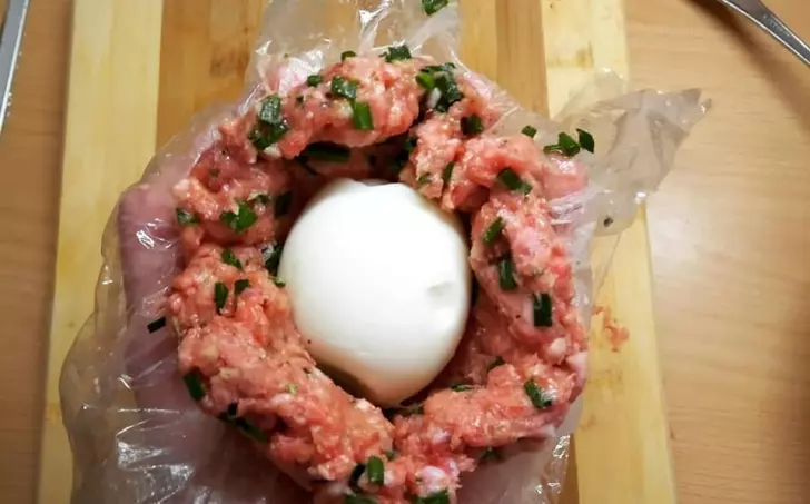 PŠTROSÍ VEJCE z MLETÉHO MASA s BLANŠÍROVANÝMI FAZOLKAMI