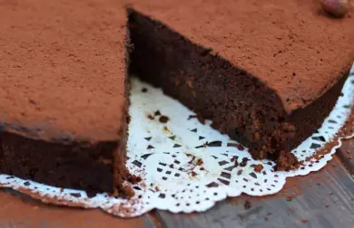 Čokoládovo-oříškový dort se sušenými švestkami v portském