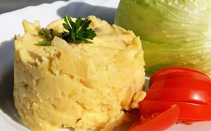 Šťouchané brambory se zakysanou smetanou