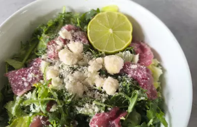 Carpaccio salát s rukolou, parmazánem a ledovým salátem