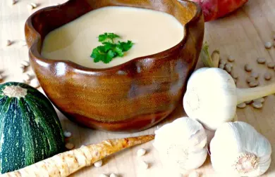 Krémová hladká fazolová polévka z bílých fazolek NAVY s cuketou, batátem, petrželí, česnekem a mandlovým mlékem