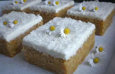 MRKVOVÝ KOLÁČ S JOGURTOVOU POLEVOU