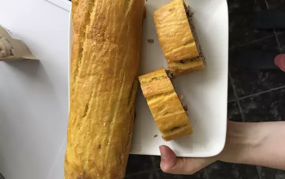 Vše na těsto pořádně smícháme. Nalijeme na plech vyloženým pečicím papírem a pečeme na 150 stupňů 10-15 minut. Po upečení opatrně těsto odlepíme od papíru a dáme ho na nový papír.

Mleté ořechy smícháme s mlékem a necháme chvíli odpočinout. Rozetřeme na upečené těsto. Jablka nastrouháme a vymačkáme přebytečnou šťávu. (Pokud chcete, můžete ořechovou část úplně vynechat a náplň mít jen z jablek.) Rozprostřeme je na těsto, posypeme skořicí a opatrně zabalíme. Potřeme rozšlehaným vajíčkem a dáme zpět do trouby. Pečeme 10-15 minut krásně dozlatova. 

✅ náplň může být v podstatě jakákoliv - maková, tvarohová, oříšková... .