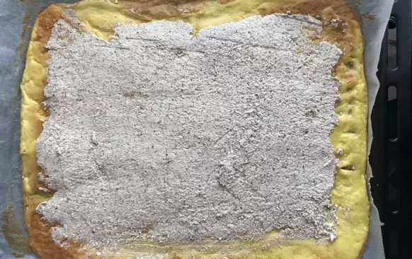 Vše na těsto pořádně smícháme. Nalijeme na plech vyloženým pečicím papírem a pečeme na 150 stupňů 10-15 minut. Po upečení opatrně těsto odlepíme od papíru a dáme ho na nový papír.

Mleté ořechy smícháme s mlékem a necháme chvíli odpočinout. Rozetřeme na upečené těsto. Jablka nastrouháme a vymačkáme přebytečnou šťávu. (Pokud chcete, můžete ořechovou část úplně vynechat a náplň mít jen z jablek.) Rozprostřeme je na těsto, posypeme skořicí a opatrně zabalíme. Potřeme rozšlehaným vajíčkem a dáme zpět do trouby. Pečeme 10-15 minut krásně dozlatova. 

✅ náplň může být v podstatě jakákoliv - maková, tvarohová, oříšková... .