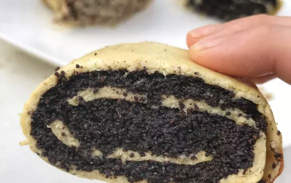 Po vychladnutí těsto pomocí druhého pečicího papíru opatrně otočíme (není to nutné, ale vypadá to lépe). 
Potřeme náplní a smotáme. 
Skladujeme v lednici.

PS: nedělejte těsto úplně tenké, ať se nepotrhá:)