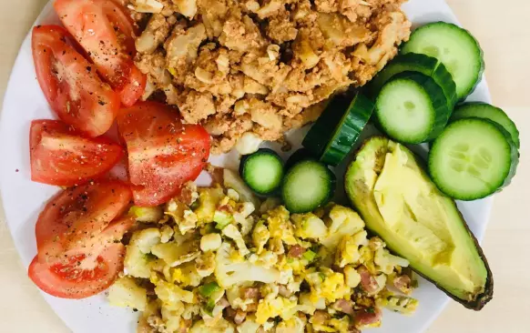 Květák si oloupene na růžičky a uvaříme v osolené vodě. Mezitím si do misky smícháme protlak, chilli, pepř, oregano a prolisovaný česnek - pokud by byla směs moc husté mírně zředíme vodou. Květák po uvaření zcedíme a rozdělíme na dvě části. První vložíme do misky s protlakem a kořením, přidáme jedno vejce a promícháme. Směs osmahneme na rozžhavené pánvi.
Druhou polovinu květáku připravíme tak, že na pánvi rozehřejeme trochu oleje, přidáme slaninu, cibulku, poté přidáme květák a necháme mírně orestovat, poté zalejeme vajíčkem a promícháme.
Dobrou chuť :)