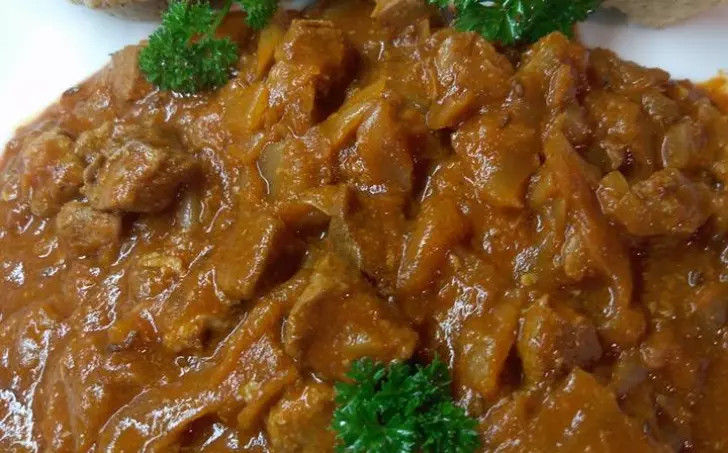 SEGEDÍNSKÝ GULÁŠ S VLOČKOVÝM KNEDLÍKEM