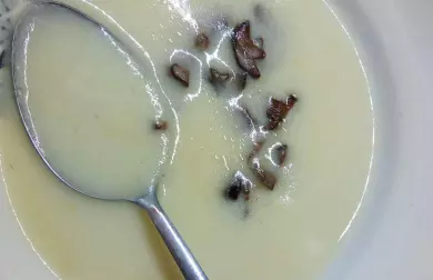 Bramborová krémová polévka s hříbky