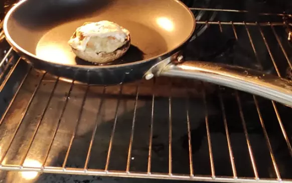 Nejdříve ulomte žampionům nožičky. Dejte na pánvičku rozehřát máslo, nakrájejte nožičky a cibulku. Orestujte to na rozehřátém másle. 
Do misky dejte kuřecí mleté maso, přidejte orestovanou cibulku a nožky ze žampionů., česnek, vejce a nastrouhaný sýr. Důkladně vše promícháme. Do pekáčku na pečící papír uděláme deset kusů karbanátků. Pečeme je při 150 stupních dvacet minut. 
Připravíme si další pekáček, kam připravíme  portobella. 
Upečené karbanátky položíme na portobella. Vršek pokryjeme tenoučkými plátky nivy. Dáme zapéct na deset minut na 150 stupňů. Zapečené portobello jsem servírovala se salátem z ledového salátu, chcerry rajčat a okurky. Salát  dochutila jsem balsamikovým