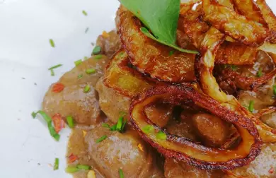 Kuracia pečeň na smotane s cibuľovými krùžkami - LC