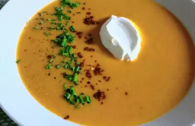 Pikantní polévka z červené čočky